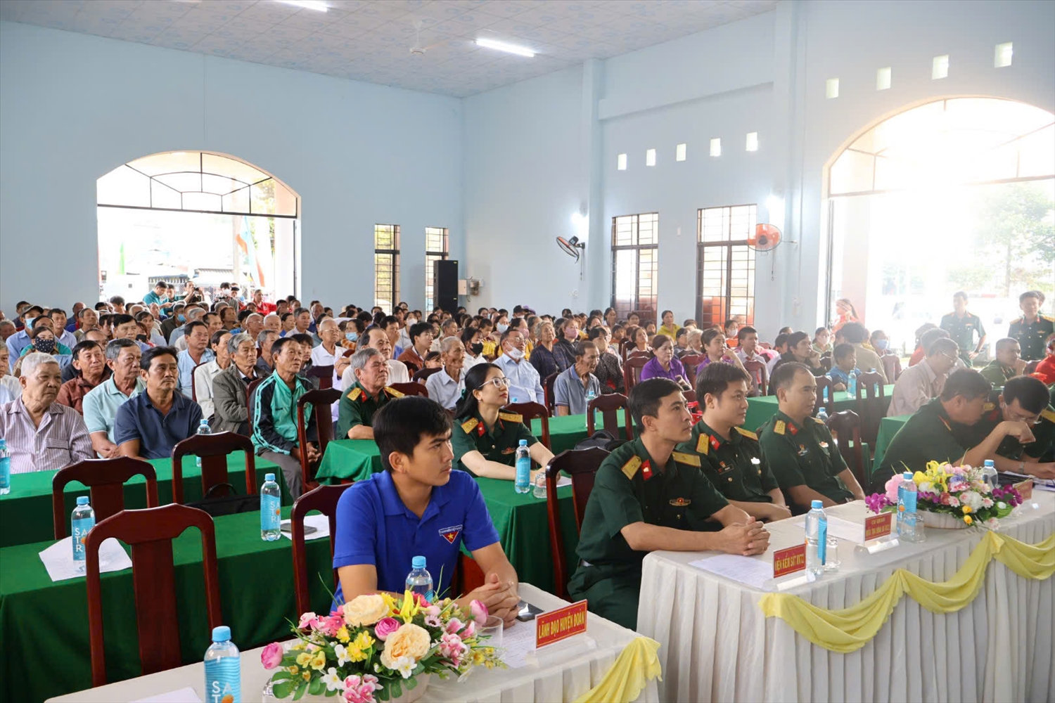 Người dân huyện Định Quán được tuyên truyền, phổ biến giáo dục pháp luật.