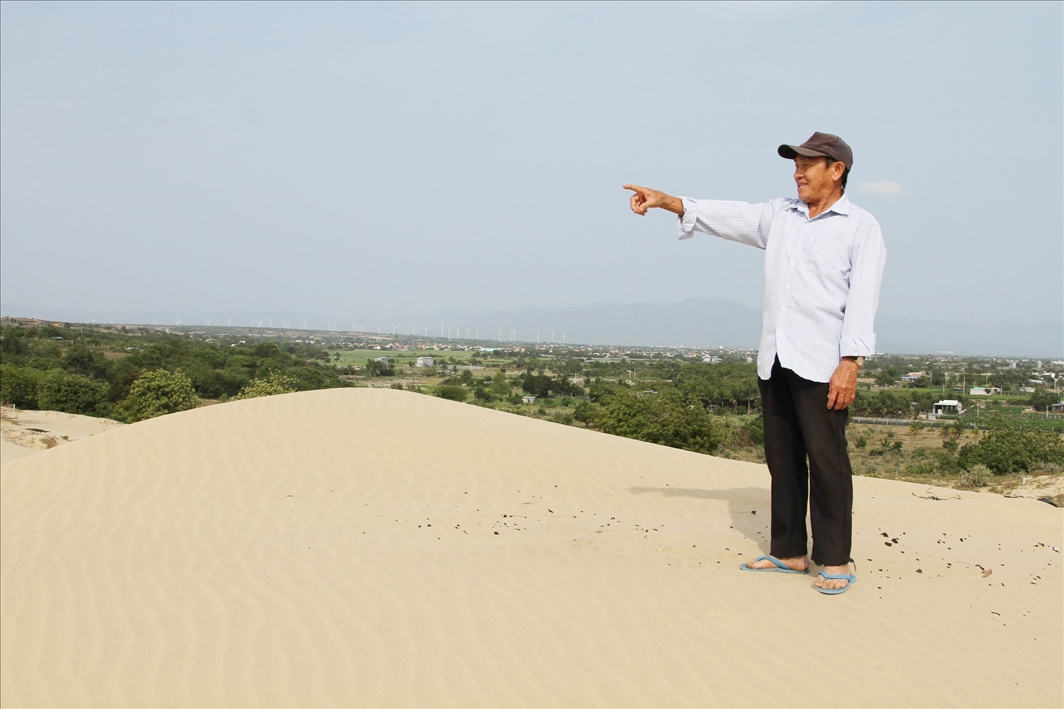 Ông Trần Hợi, Bí thư Chi bộ thôn Nam Cương giới thiệu vẻ đẹp độc đáo của “tiểu sa mạc” Nam Cương. 