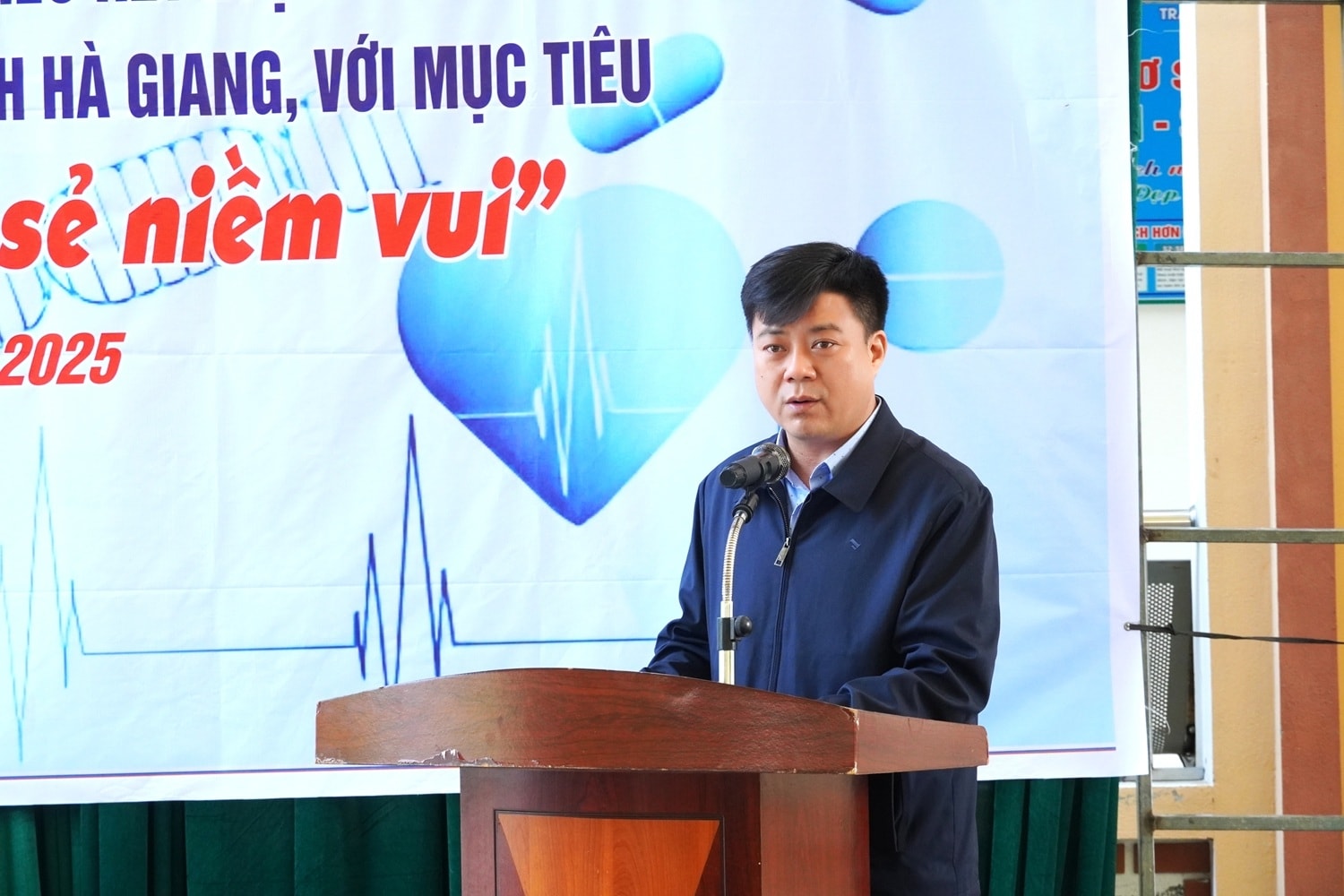 Ông Ngô Mạnh Cường - Phó Chủ tịch UBND huyện Mèo Vạc phát biểu tại chương trình khám bệnh