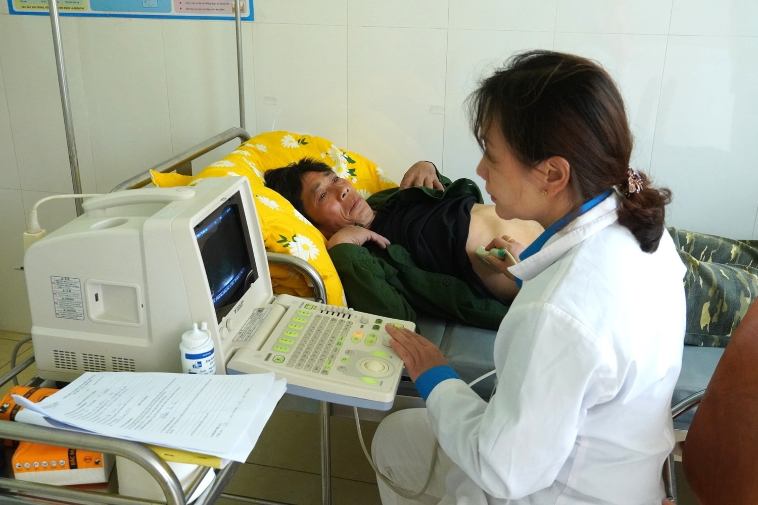 Qua khám bệnh miễn phí, người dân phát hiện và điều trị bệnh kịp thời
