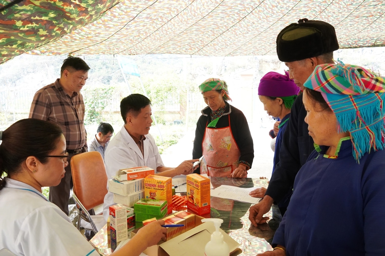 Cấp thuốc miễn phí cho người dân