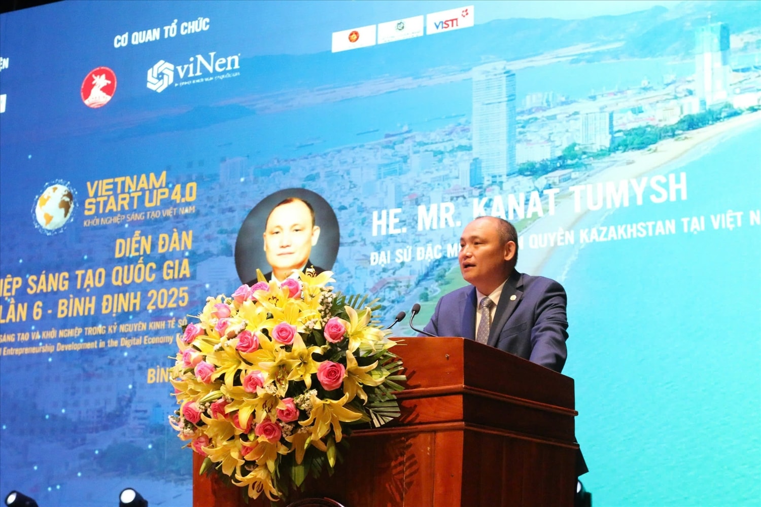 Ngài Kanat Tumysh – Đại sứ Đặc mệnh toàn quyền nước Cộng hòa Kazakhstan tại Việt Nam, phát biểu chia sẻ “Kinh nghiệm phát triển Trung tâm đổi nới sáng tạo Kazakhstan và bài học cho Bình Định” Ngài Kanat Tumysh – Đại sứ Đặc mệnh toàn quyền nước Cộng hòa Kazakhstan tại Việt Nam, phát biểu chia sẻ “Kinh nghiệm phát triển Trung tâm đổi nới sáng tạo Kazakhstan và bài học cho Bình Định”
