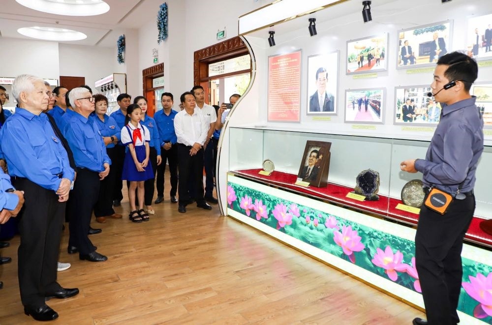 Nguyên Chủ tịch nước Nguyễn Minh Triết (ngoài cùng bên trái) tại phòng trưng bày