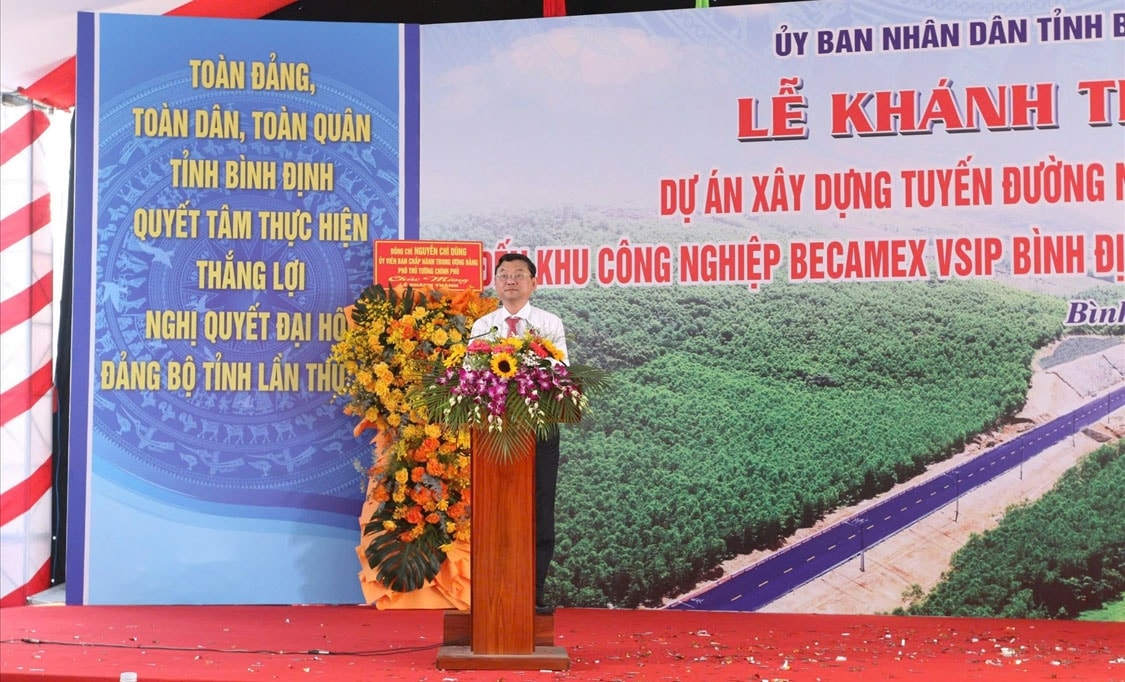 Ông Nguyễn Tự Công Hoàng - Phó Chủ tịch UBND tỉnh Bình Định phát biểu tại Lễ khánh thành Dự án tuyến đường kết nối từ Quốc lộ 19 đến Khu công nghiệp, Đô thị và Dịch vụ Becamex VSIP Ông Nguyễn Tự Công Hoàng - Phó Chủ tịch UBND tỉnh Bình Định phát biểu tại Lễ khánh thành Dự án tuyến đường kết nối từ Quốc lộ 19 đến Khu công nghiệp, Đô thị và Dịch vụ Becamex VSIP