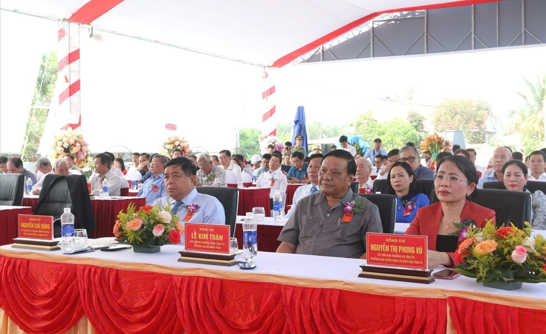 Phó Thủ tướng Nguyễn Chí Dũng và các đại biểu dự Lễ khánh thành Dự án tuyến đường kết nối từ Quốc lộ 19 đến Khu công nghiệp, Đô thị và Dịch vụ Becamex VSIP Phó Thủ tướng Nguyễn Chí Dũng và các đại biểu dự Lễ khánh thành Dự án tuyến đường kết nối từ Quốc lộ 19 đến Khu công nghiệp, Đô thị và Dịch vụ Becamex VSIP
