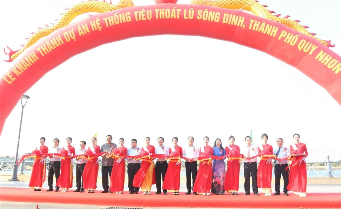 Phó Thủ tướng Nguyễn Chí Dũng cùng các đại biểu cắt băng khánh thành Dự án Hệ thống tiêu thoát lũ sông Dinh Phó Thủ tướng Nguyễn Chí Dũng cùng các đại biểu cắt băng khánh thành Dự án Hệ thống tiêu thoát lũ sông Dinh