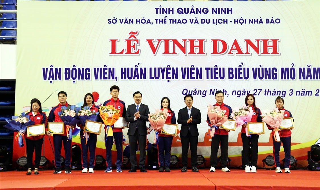 Ban Tổ chức vinh danh các huấn luyện viên, vận động viên tiêu biểu Vùng mỏ năm 2024