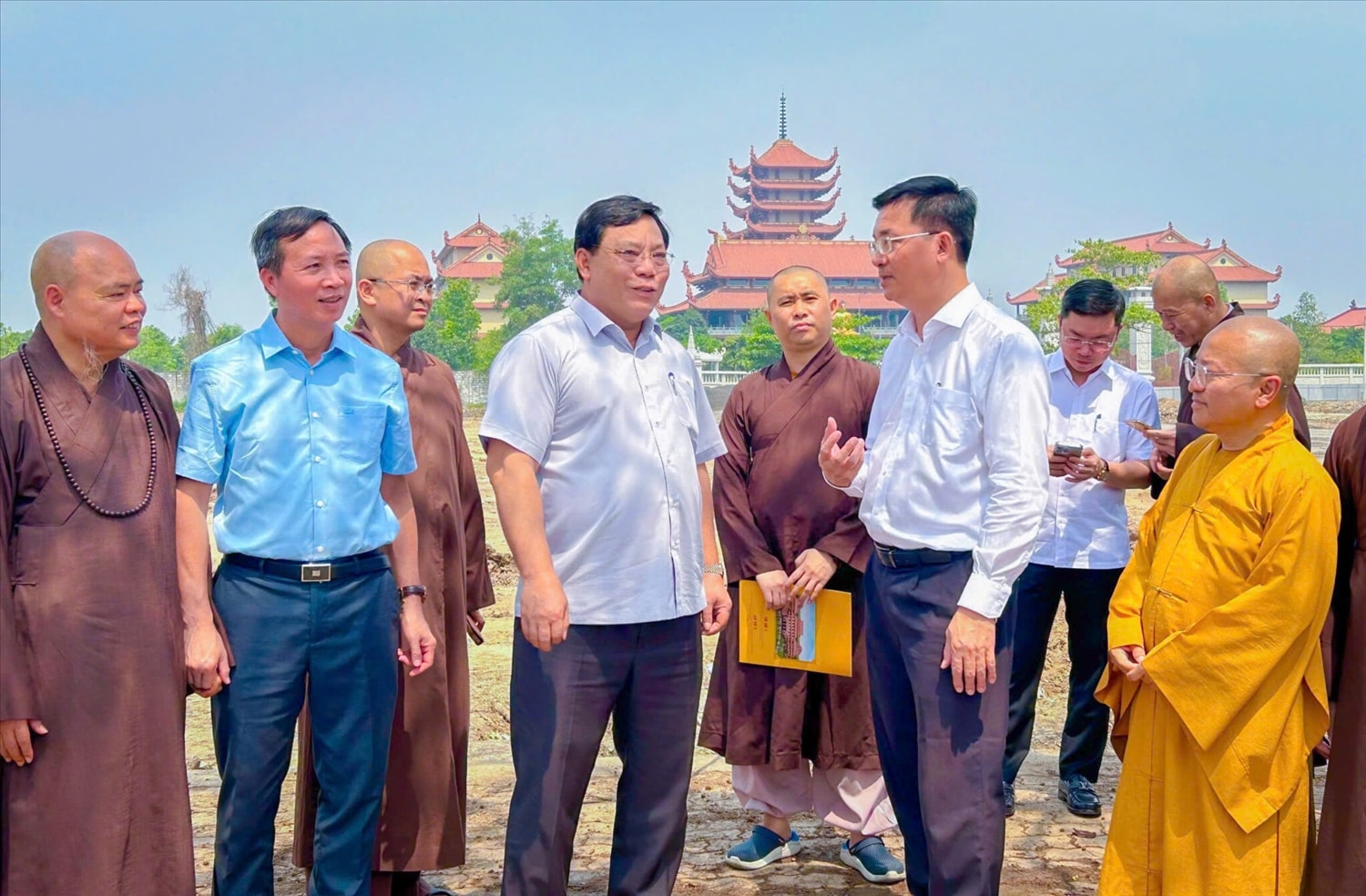 Đảng và Nhà nước ta luôn nhất quán thực hiện chính sách tôn trọng và bảo đảm quyền tự do tín ngưỡng, tôn giáo. (Trong ảnh: Thứ trưởng Bộ Dân tộc và Tôn giáo Nguyễn Hải Trung khảo sát nơi diễn ra Đại lễ Vesak Liên Hiệp Quốc 2025)