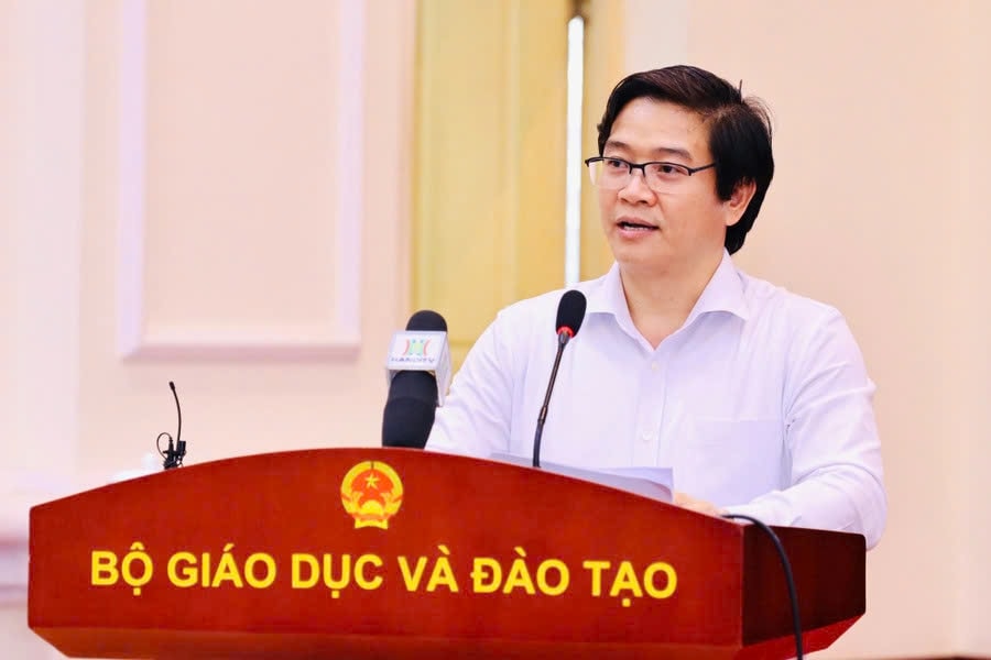 Ông Thái Văn Tài, Vụ trưởng Vụ Giáo dục phổ thông báo cáo về tình hình triển khai Thông tư 29 tại hội nghị