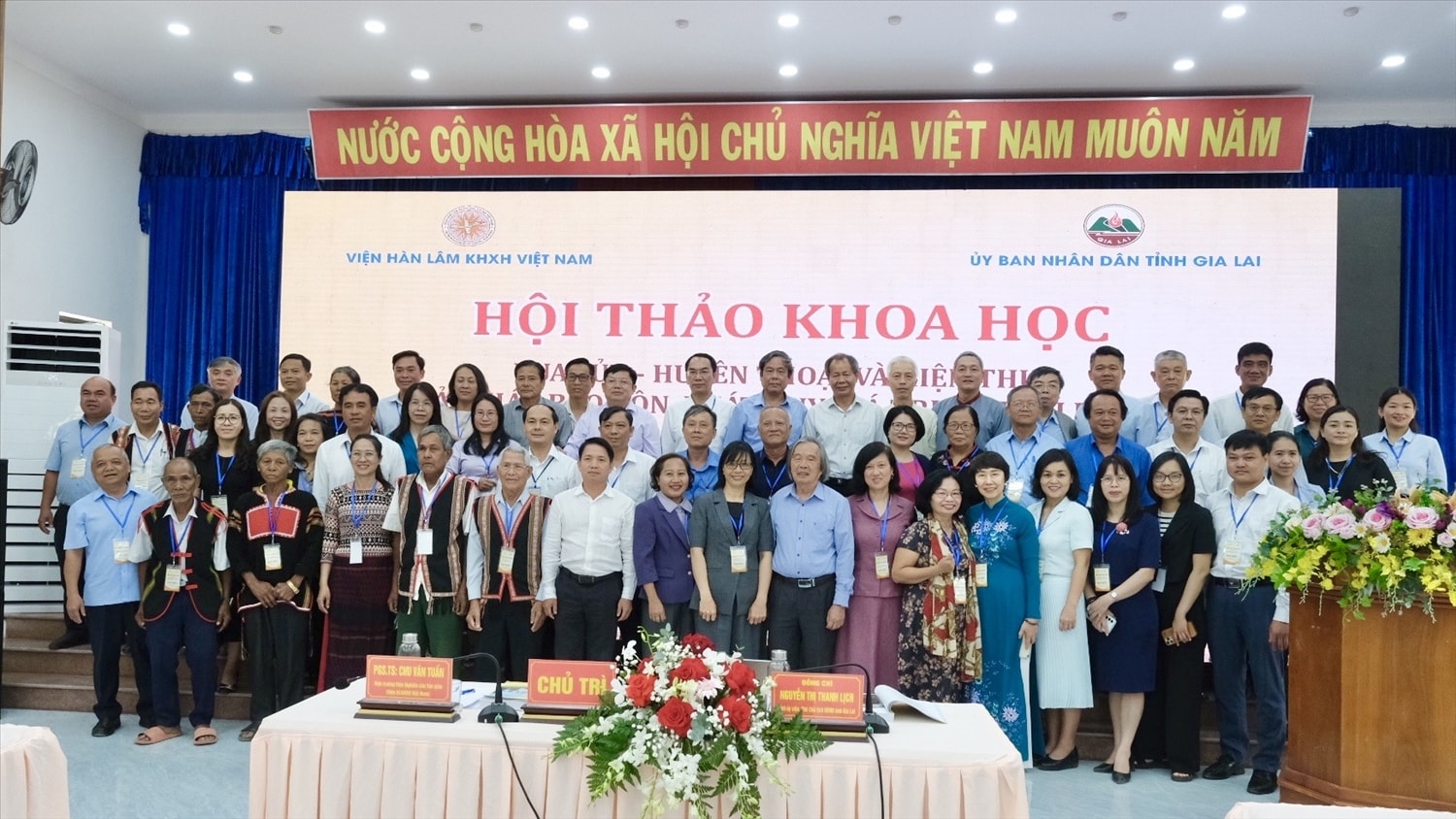 Các đại biểu tham dự Hội thảo khoa học “Vua Lửa - Huyền thoại và hiện thực”