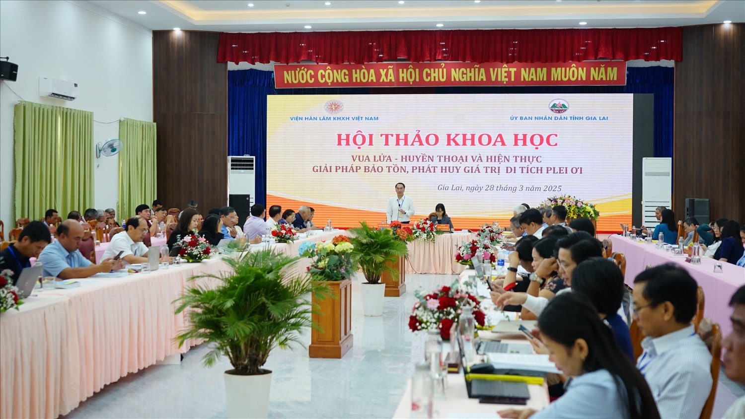 Quang cảnh Hội thảo khoa học “Vua Lửa - Huyền thoại và hiện thực”