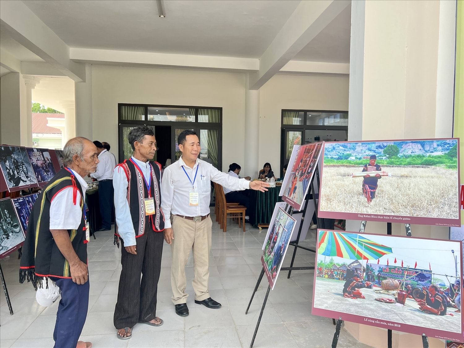 Các đại biểu tham quan, tìm hiểu những hình ảnh về các nghi thức trong lễ cầu mưa của Yang Pơtao Apui