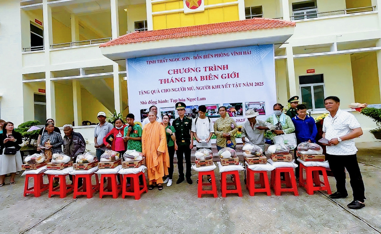 Đồn Biên phòng Vĩnh Hải phối hợp với Tịnh Thất Ngọc Sơn (tỉnh Bà Rịa - Vũng Tàu) tặng 200 phần quà cho người mù, người khuyết tật trên địa bàn xã Vĩnh Hải và Lạc Hòa