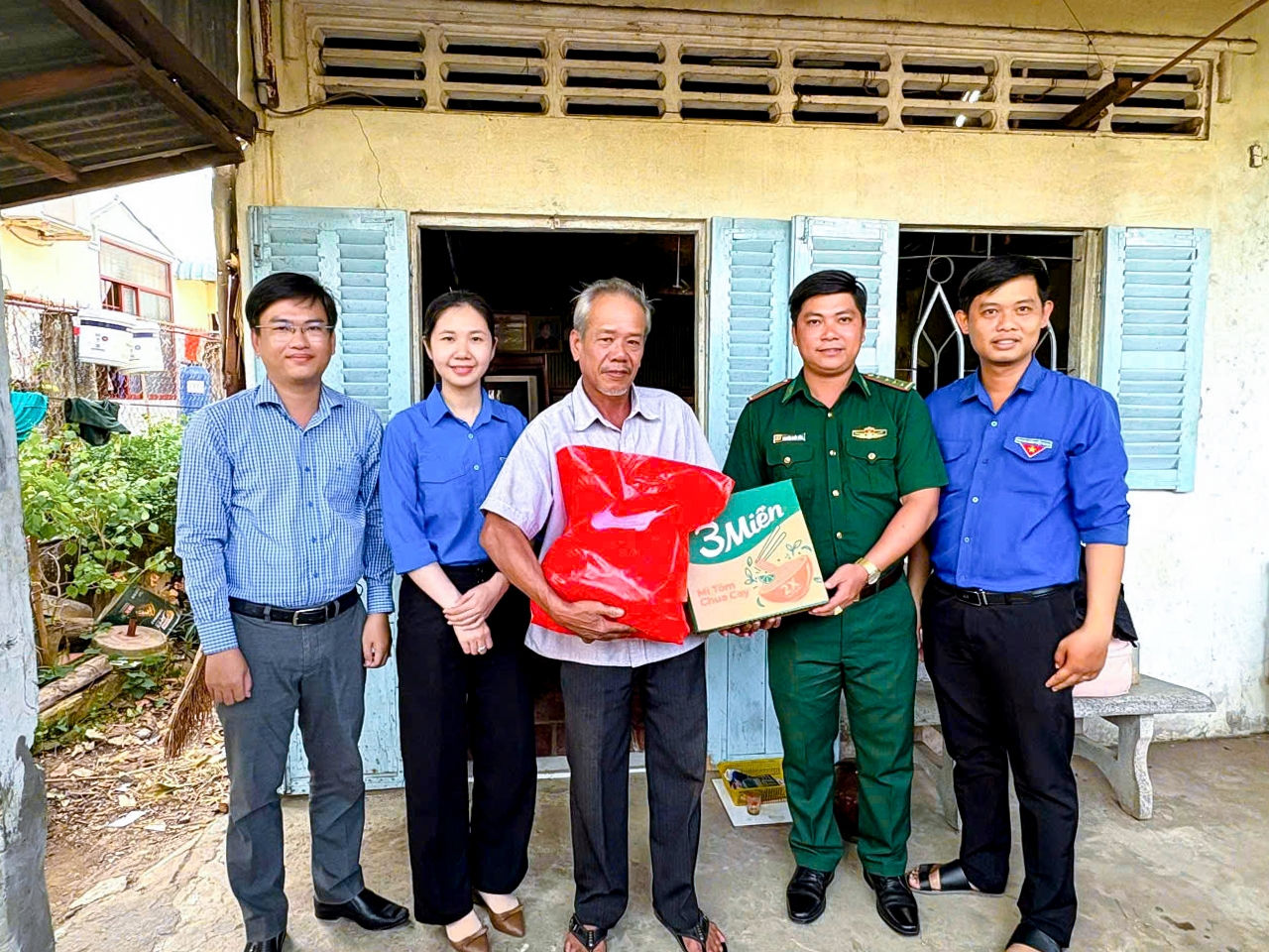 Đồn Biên phòng Trung Bình phối hợp với huyện đoàn Trần Đề thăm hỏi tặng quà cho gia đình chính sách trên địa bàn xã Trung Bình