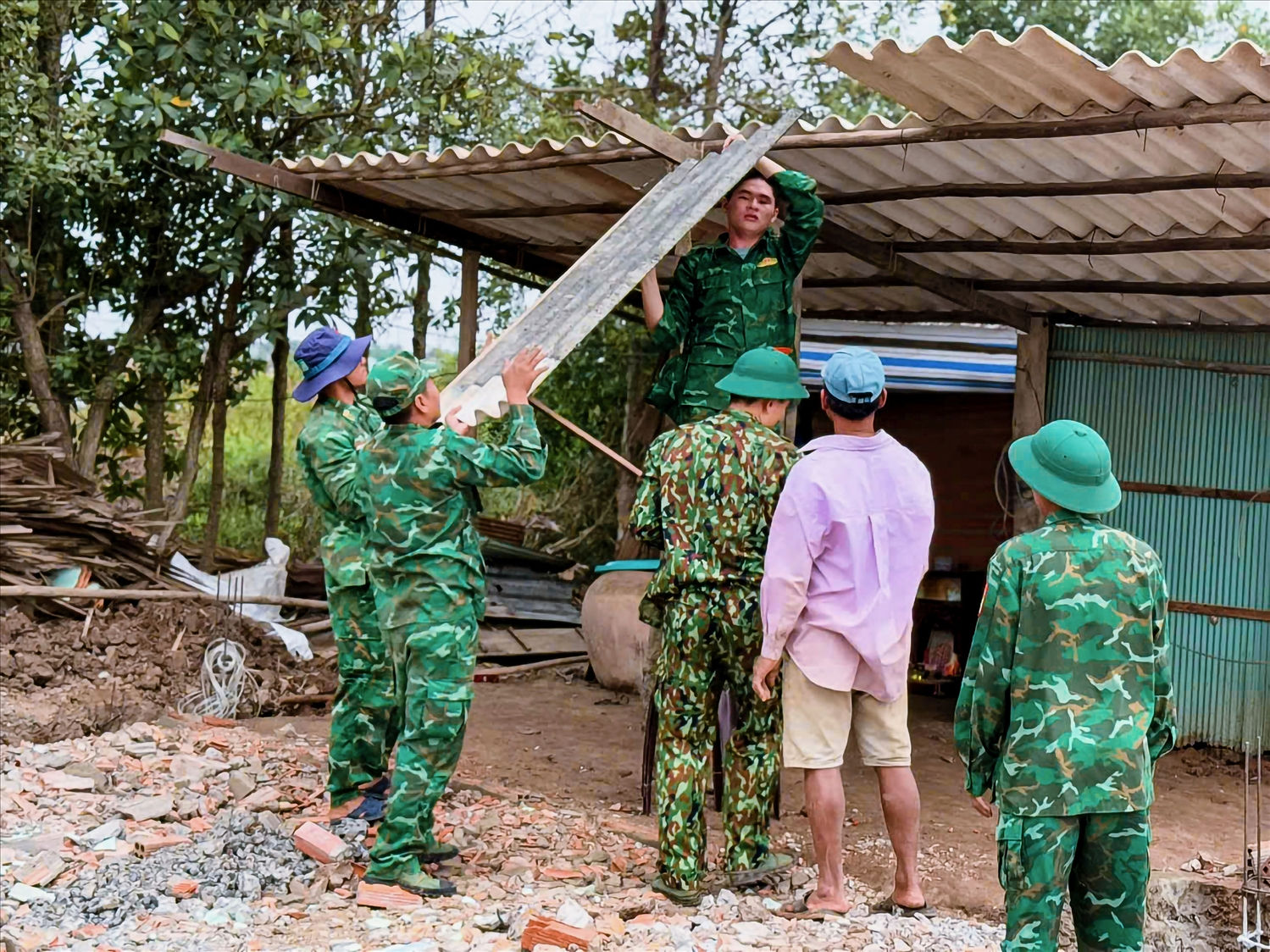 Cán bộ, chiến sĩ đồn Biên phòng Lai Hòa xuống địa bàn đóng góp ngày công giúp dân xây dựng nhà ở