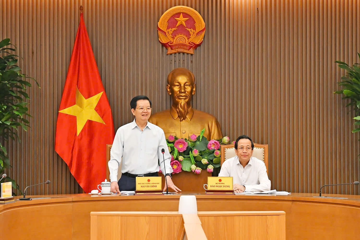 Phó Thủ tướng Mai Văn Chính cho biết: Chính phủ sẽ đồng hành, chia sẻ, tháo gỡ khó khăn, vướng mắc; mong muốn Bộ Dân tộc và Tôn giáo nỗ lực hoàn thành tốt nhiệm vụ trọng tâm và thường xuyên trong năm 2025, góp phần vào tăng trưởng từ 8% trở lên, tạo đà, tạo thế lực cho giai đoạn mới