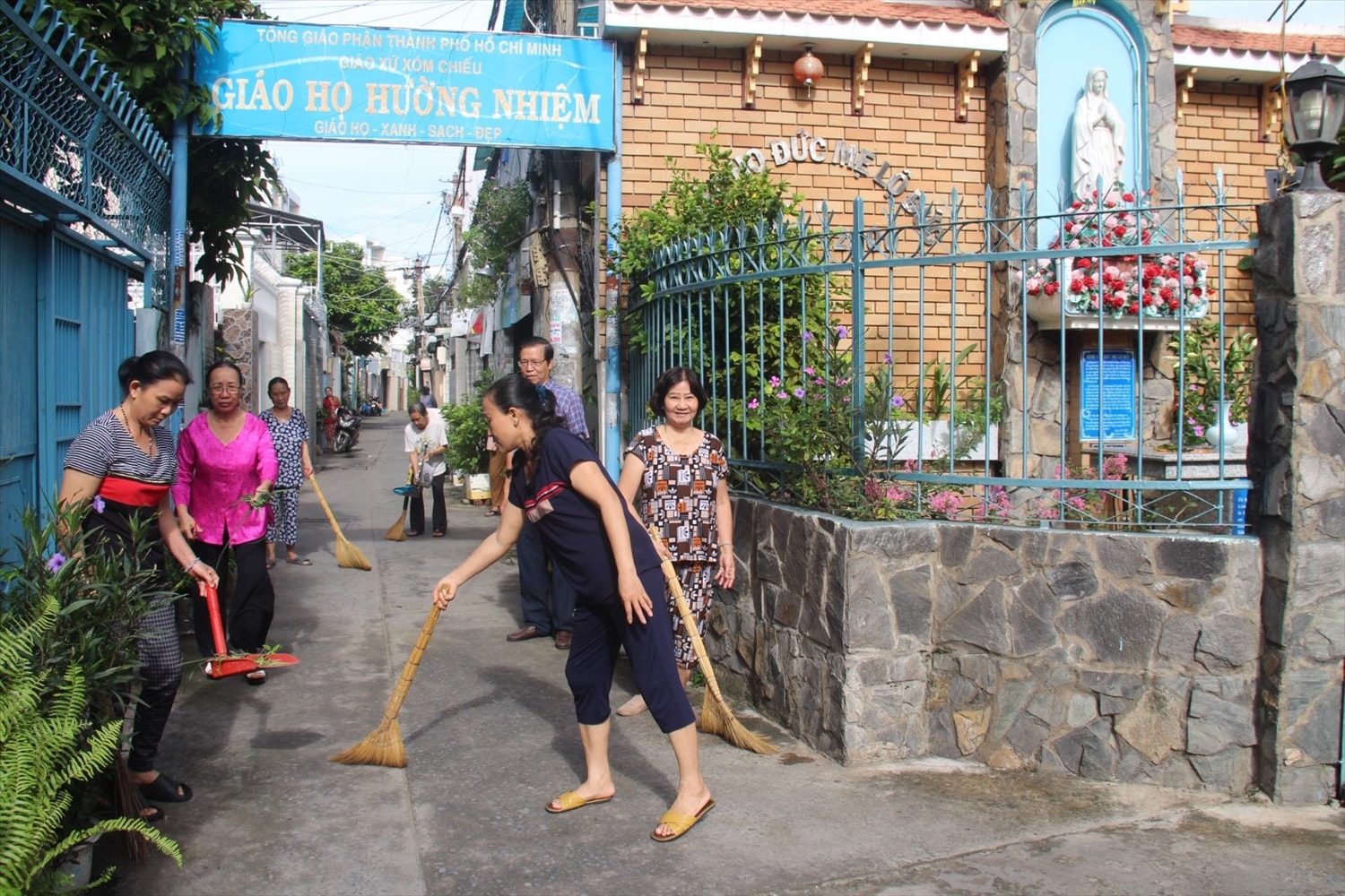 Ðể có một “giáo họ không rác”, “giáo họ xanh sạch đẹp”, nhiều năm qua, bà con trong giáo họ Hường Nhiệm, giáo xứ Xóm Chiếu, TP. HCM đã thực hiện nhiều hoạt động bảo vệ môi trường.
