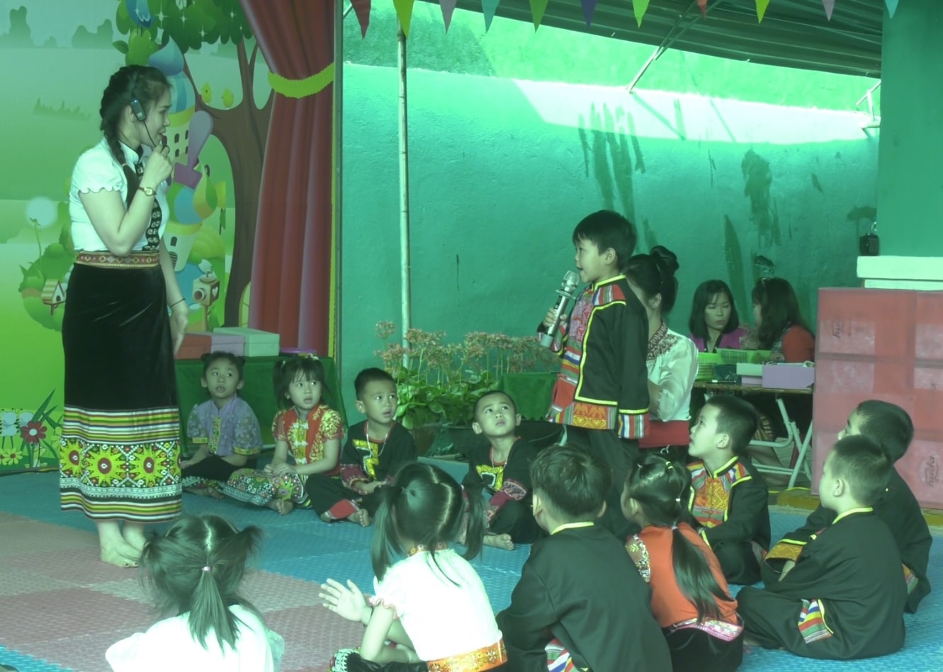 Thông qua các hoạt động trải nghiệm, các bé mầm non được rèn kỹ năng phát âm, giao tiếp và hiểu thêm về tiếng nói, văn hóa của đồng bào các dân tộc.