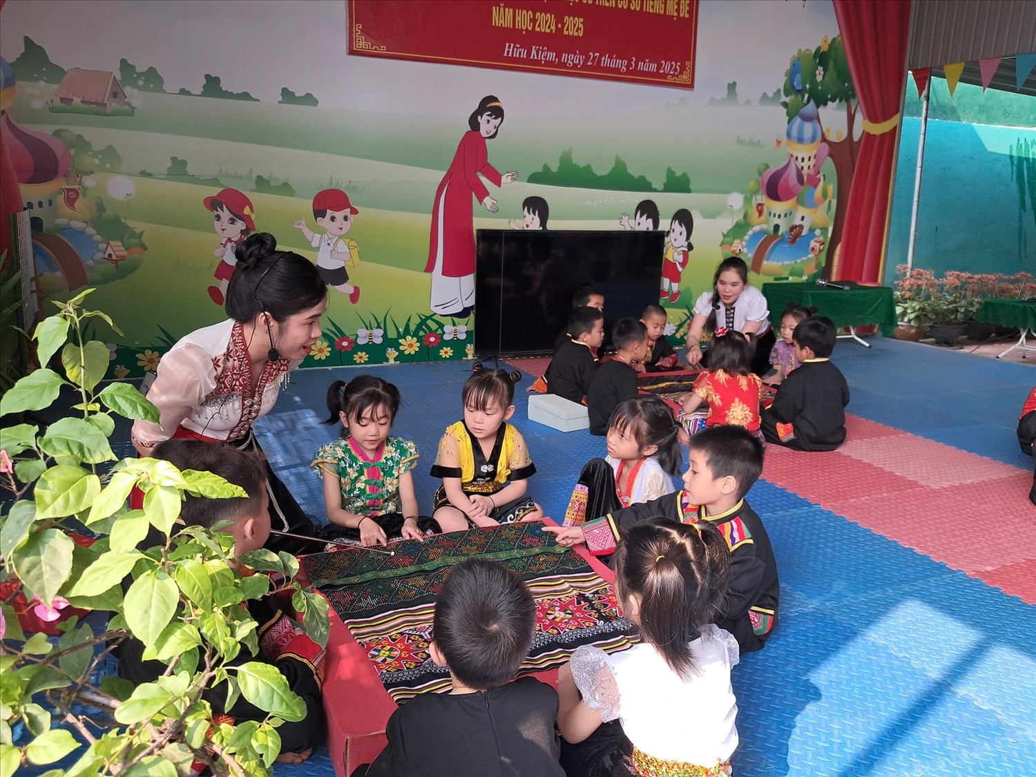 Các bé mầm non được tìm hiểu các công đoạn làm ra váy của đồng bào Thái.