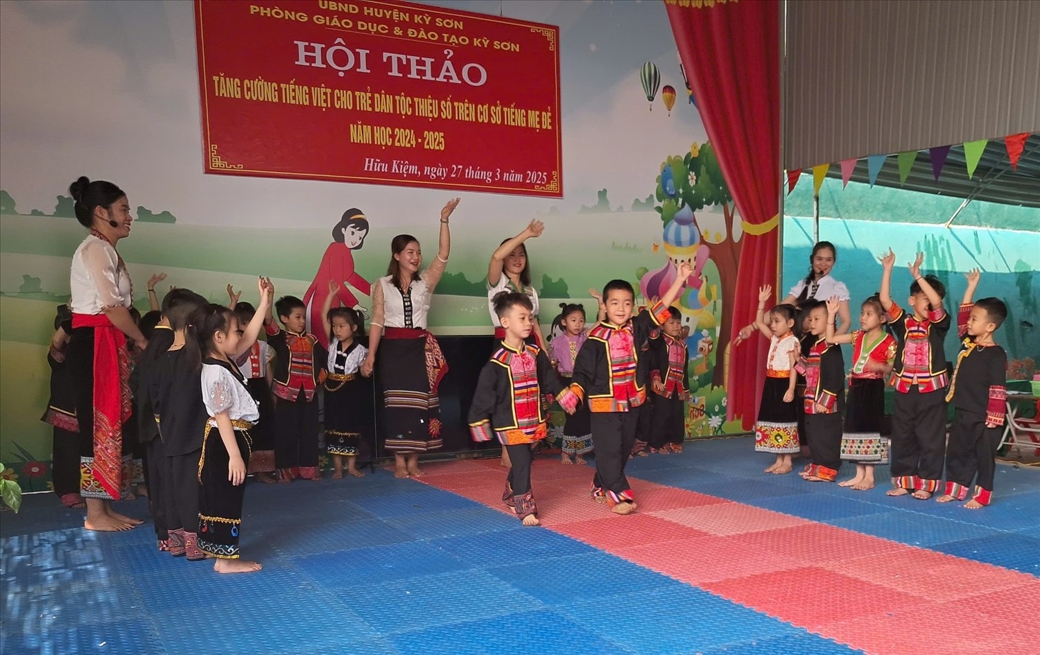 Cô và trò Trường Mầm non Hữu Kiệm thực hành một giờ học trải nghiệm 
