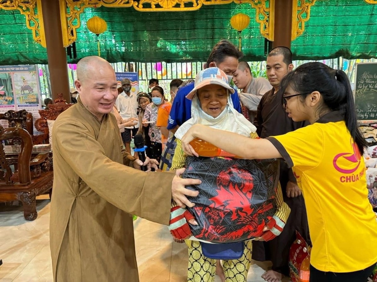 Những phần việc phát huy tinh thần “từ bi”, “bác ái” của đồng bào các tôn giáo đã góp phần tô thắm thêm nét đẹp của thành phố nghĩa tình.