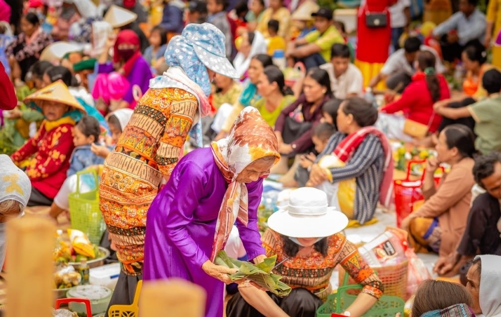 Người Chăm Bàlamôn dâng mâm cúng trong Lễ hội Katê tại Tháp Chăm Po Klong Garai.