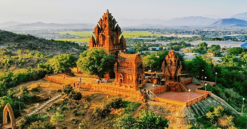 Cụm Tháp Chăm nằm trọn vẹn trên đồi Trầu, sát quốc lộ 27A đi Đà Lạt, cách TP. Phan Rang - Tháp Chàm 7 km về phía Tây.
