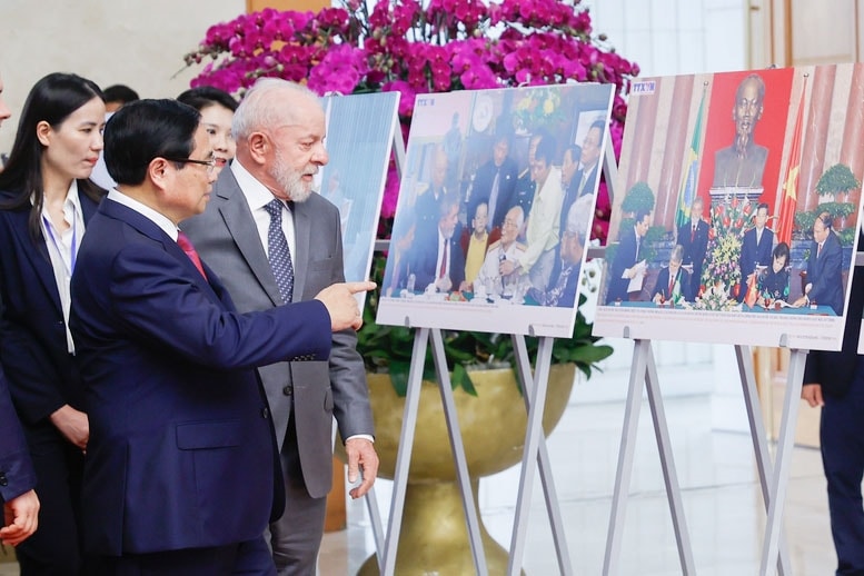 Thủ tướng Phạm Minh Chính và Tổng thống Brazil Luiz Inácio Lula da Silva tham quan trưng bày ảnh về quan hệ hợp tác giữa hai nước - Ảnh: VGP/Nhật Bắc Thủ tướng Phạm Minh Chính và Tổng thống Brazil Luiz Inácio Lula da Silva tham quan trưng bày ảnh về quan hệ hợp tác giữa hai nước - Ảnh: VGP/Nhật Bắc