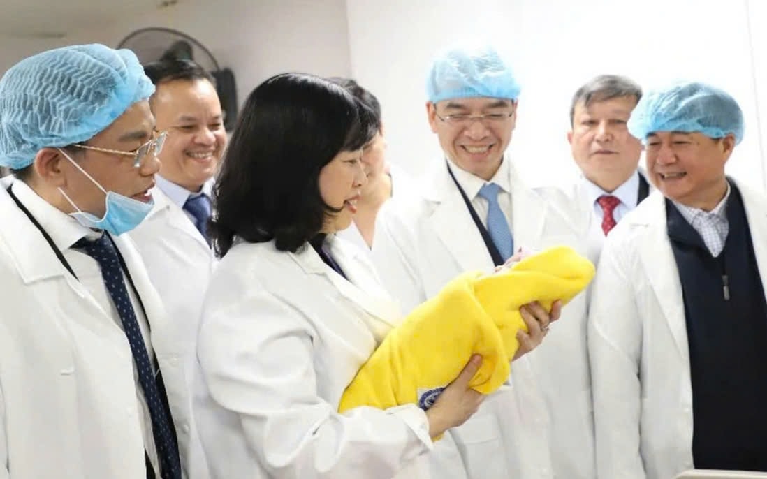 Bộ trưởng Bộ Y tế Đào Hồng Lan đón em bé chào đời vào đêm Giao thừa Tết Ất Tỵ 2025 Bộ trưởng Bộ Y tế Đào Hồng Lan đón em bé chào đời vào đêm Giao thừa Tết Ất Tỵ 2025