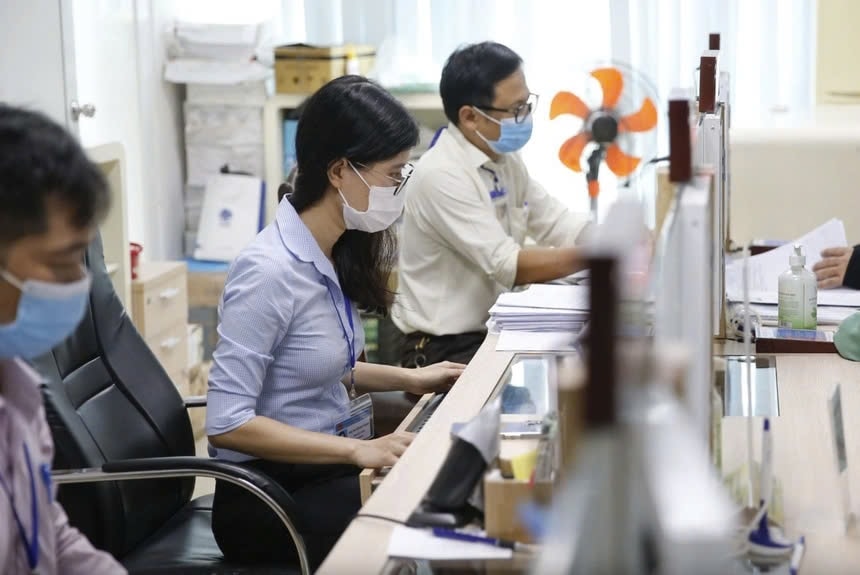 Những biến động liên quan đến nhân sự khi tiến hành sắp xếp lại bộ máy hành chính đặt ra những yêu cầu về việc hỗ trợ người lao động khi chuyển từ khu vực công sang khu vực tư. Ảnh: Hoàng Triều. Những biến động liên quan đến nhân sự khi tiến hành sắp xếp lại bộ máy hành chính đặt ra những yêu cầu về việc hỗ trợ người lao động khi chuyển từ khu vực công sang khu vực tư. Ảnh: Hoàng Triều.