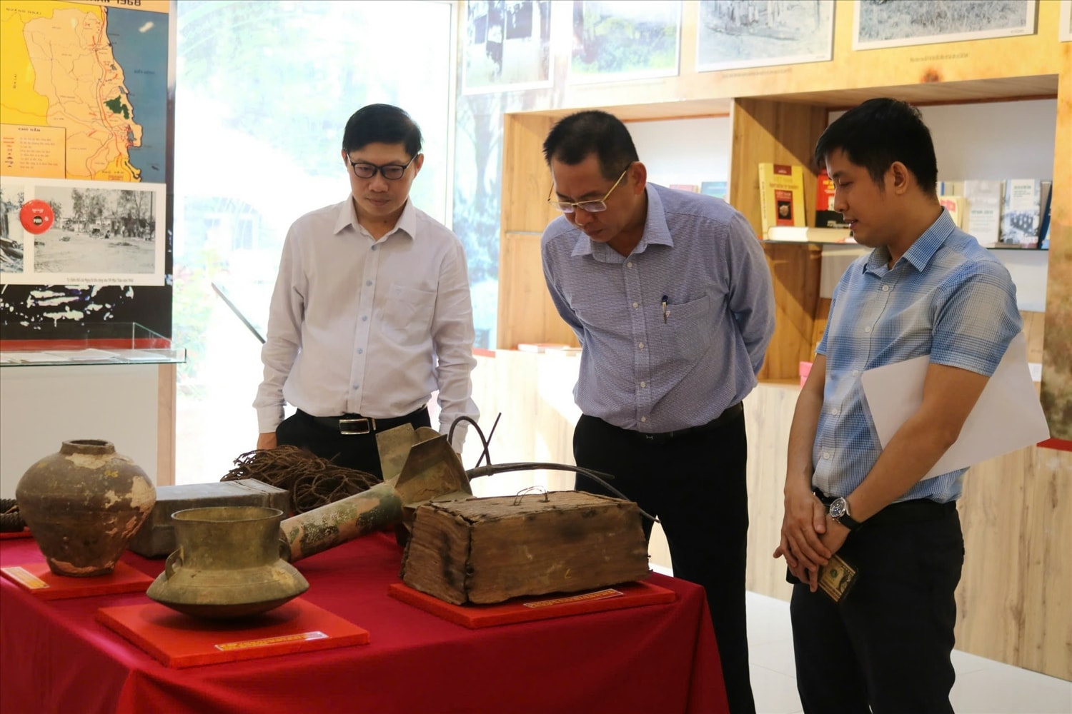 Các đại biểu tham quan các khu trưng bày