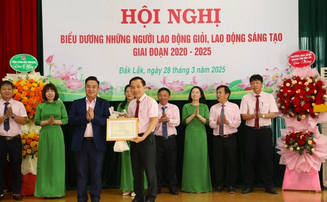 Phó Tổng Giám đốc NHCSXH Huỳnh Văn Thuận trao tặng Giấy khen của Tổng Giám đốc cho Giám đốc Ngân hàng chính sách xã hội chi nhánh Đắk Lắk Đào Thái Hòa