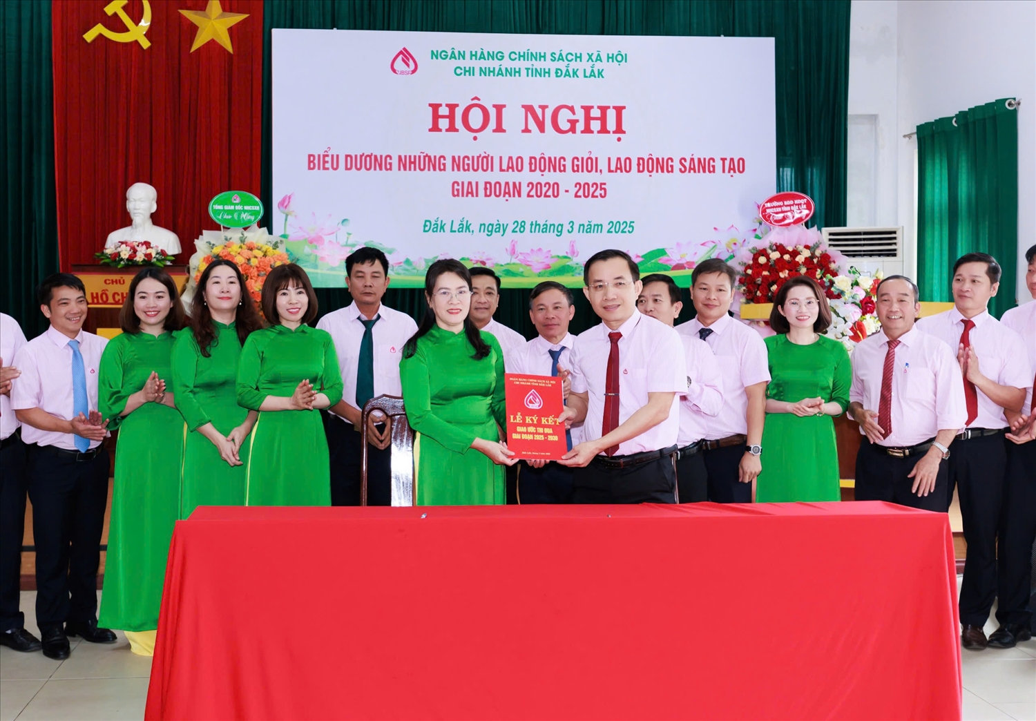 Chi nhánh NHCSXH tỉnh Đắk Lắk tổ chức Lễ ký kết giao ước thi đua giai đoạn 2025- 2030