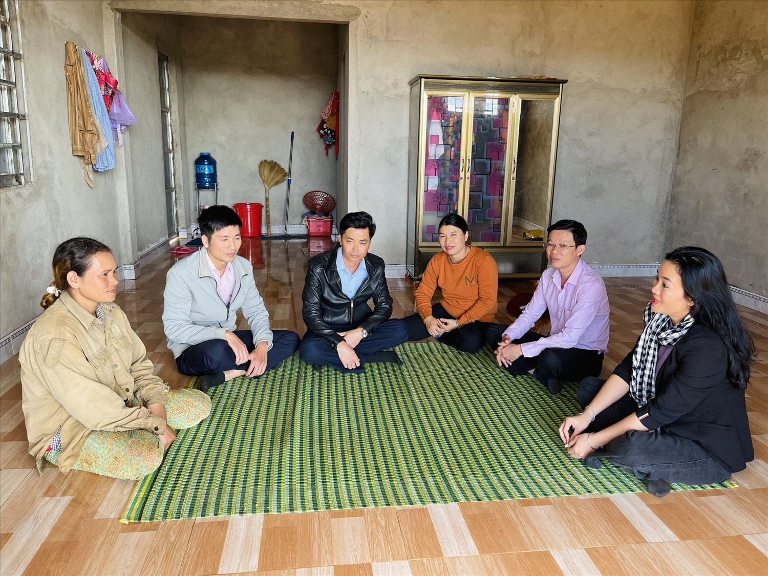 Lãnh đạo Phòng Giao dịch NHCSXH huyện Tuy Đức (Đắk Nông) kiểm tra hiệu quả sử dụng nguồn vốn tại xã Quảng Tâm