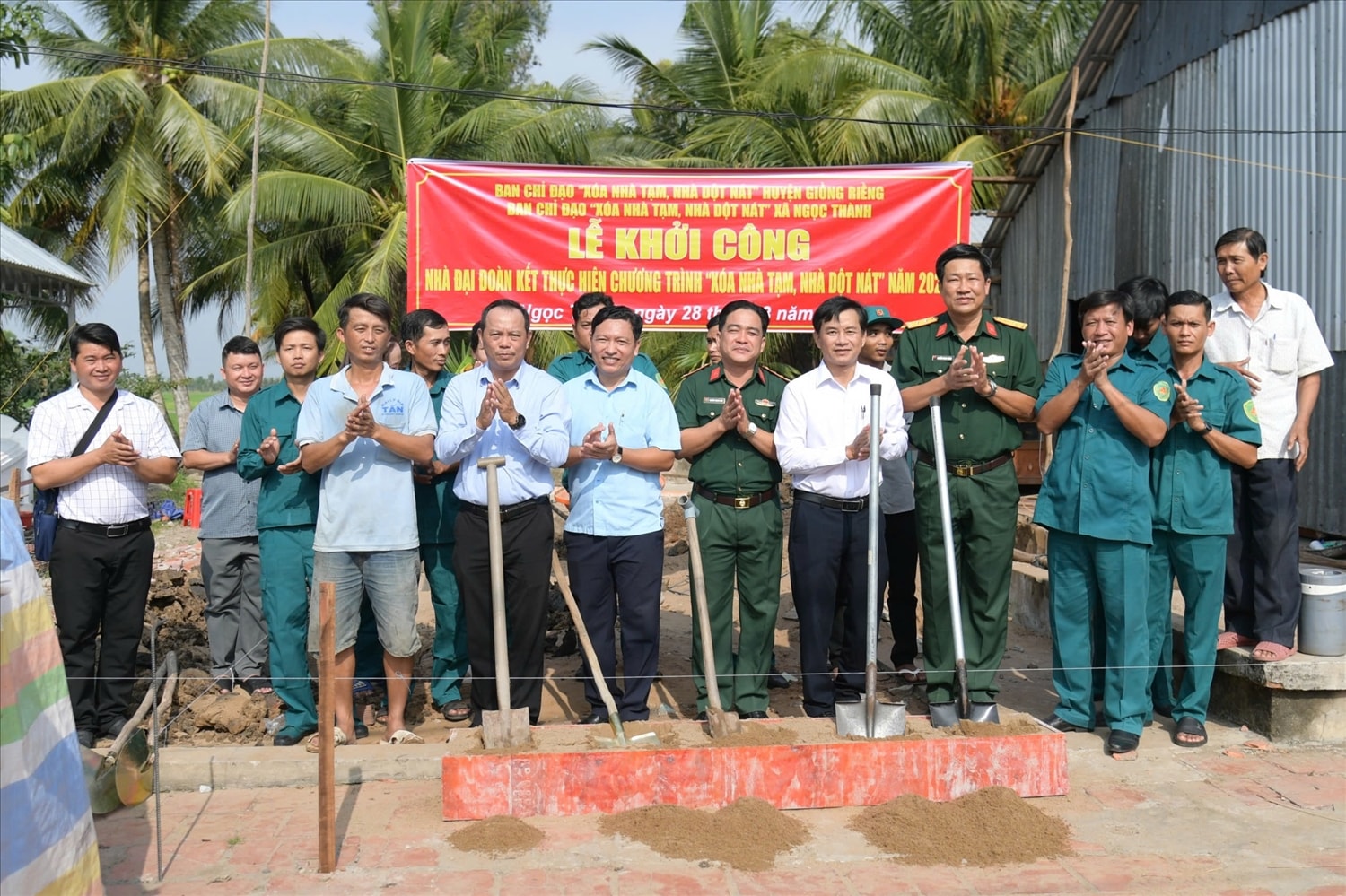 Lãnh đạo Bộ CHQS tỉnh Kiên Giang, Ban chỉ đạo “xóa nhà tạm, nhà dột nát” huyện Giồng Riềng và bà con Nhân dân thực hiện lễ khởi công 