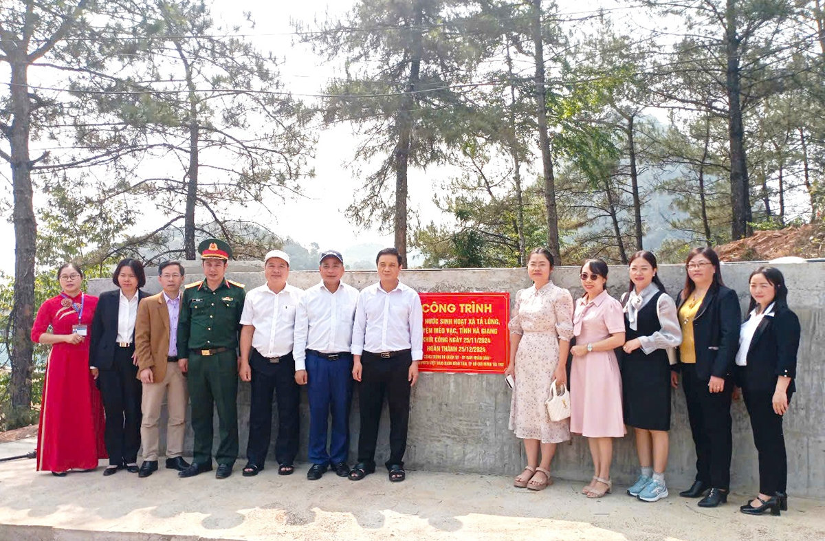Các đại biểu chụp ảnh lưu niệm tại công trình nước sạch Các đại biểu chụp ảnh lưu niệm tại công trình nước sạch