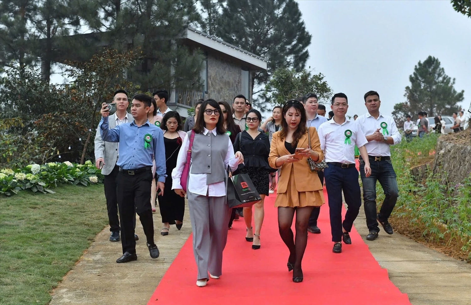 Các đại biểu và nhà đầu tư tham quan dự án Các đại biểu và nhà đầu tư tham quan dự án