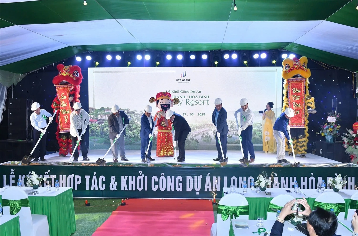 Các đại biểu thực hiện nghi thức khởi công dự án. Các đại biểu thực hiện nghi thức khởi công dự án.