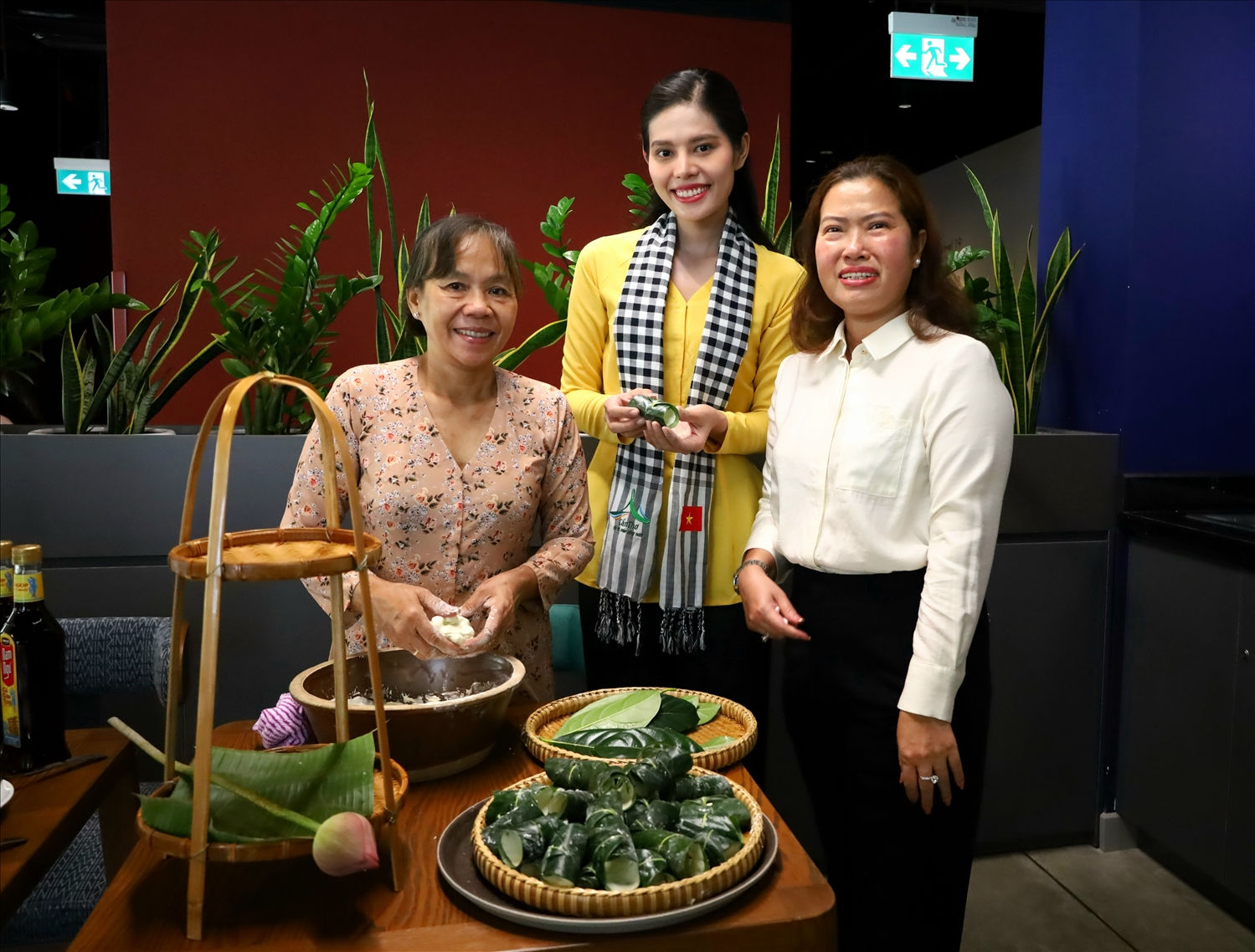 Phó Chủ tịch UBND TP. Cần Thơ Nguyễn Thị Ngọc Điệp (bên phải) và đại biểu đi tìm hiểu về bánh dân gian Nam bộ.