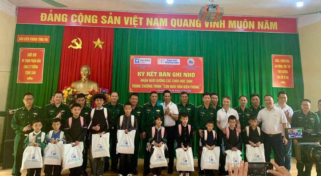 Đơn vị tài trợ tặng quà cho các cháu 