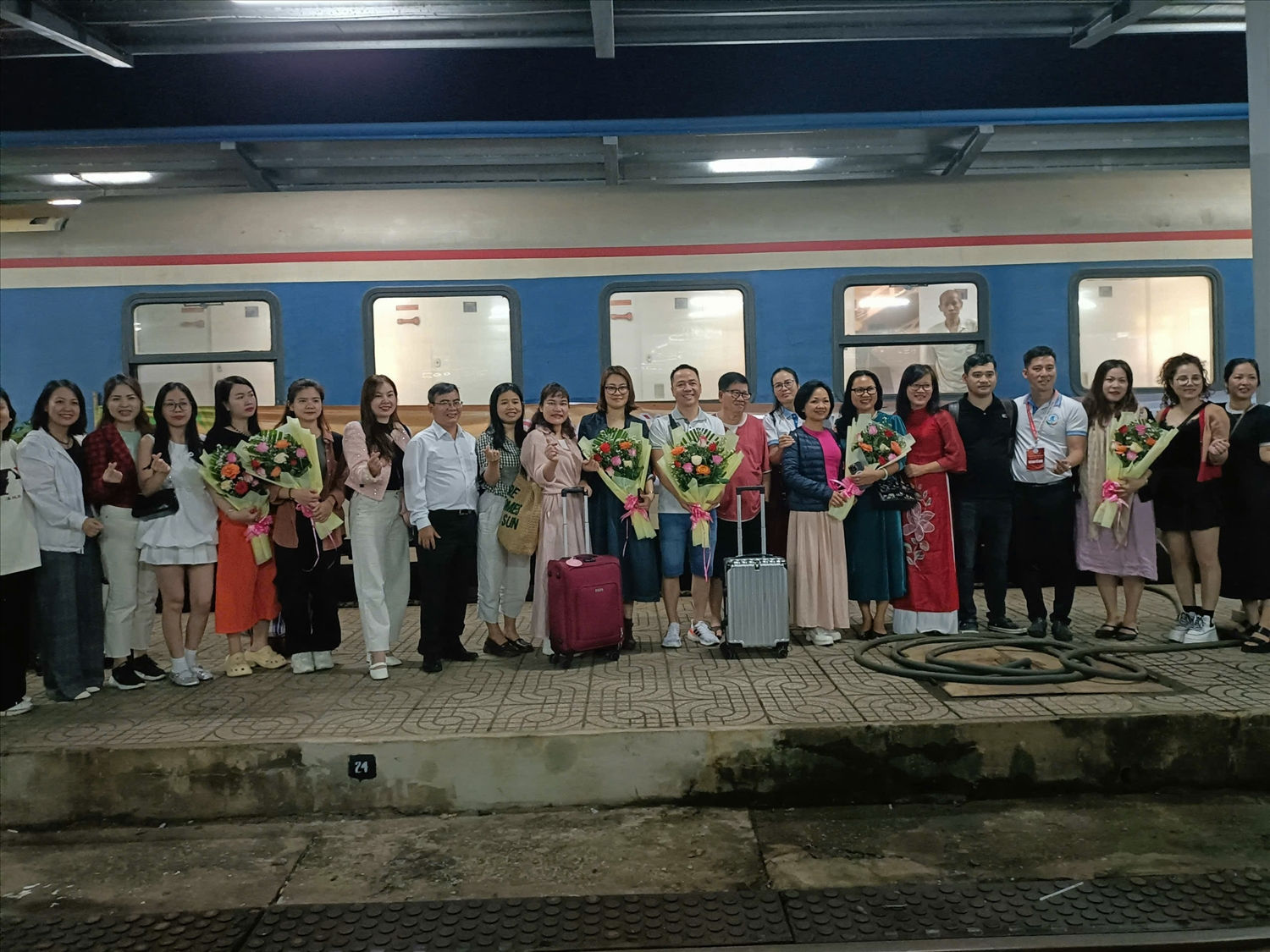 Lãnh đạo Sở Văn hoá Thể thao và Du lịch Bình Định đón những du khách đến Bình Định bằng chuyến tàu 