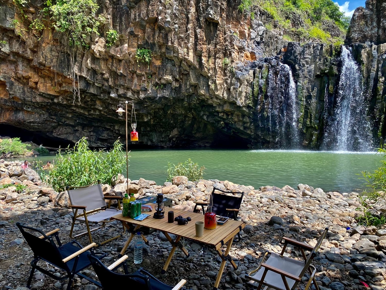 Dã ngoại bên bờ thác Vực Hòm. Ảnh: Tabalo Outdoor.
