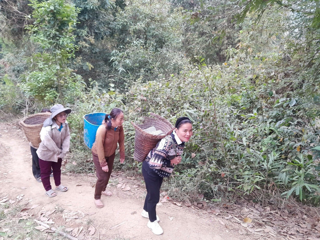 Bà con trong bản chung tay gùi đất, đá lên núi dụng nhà