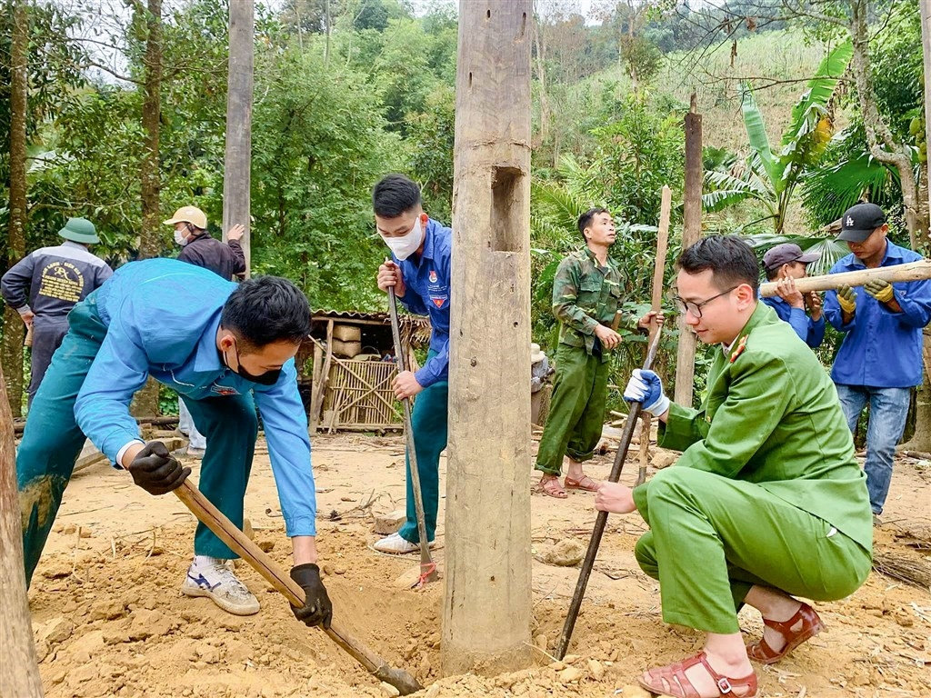 Các lực lượng trên địa bàn chung tay dựng nhà cho hộ nghèo