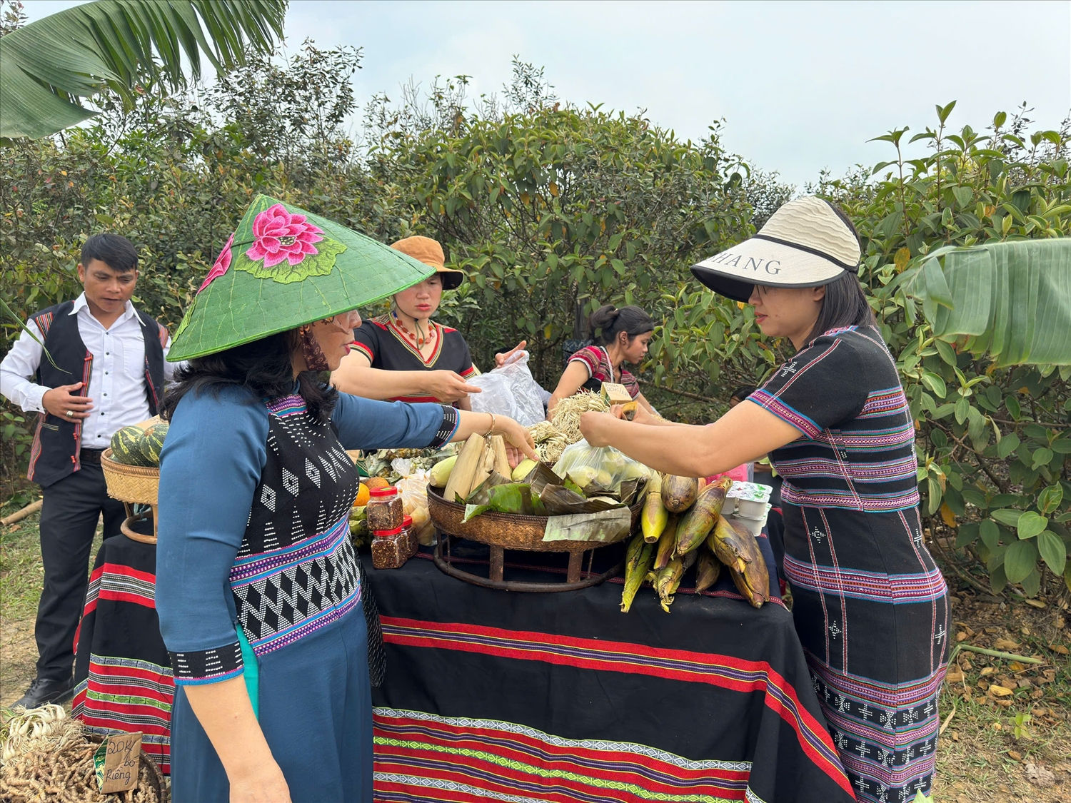 Chợ phiên vùng cao trở thành điểm nhẫn trong Lễ Hội 