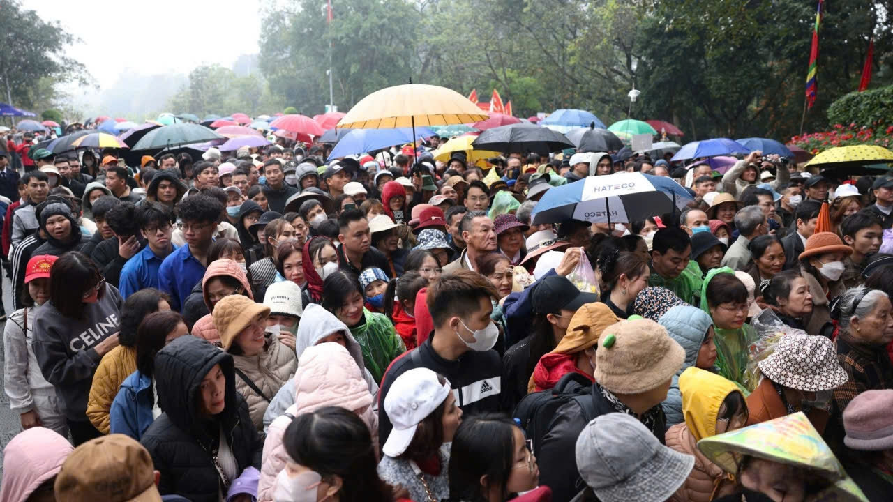 Hàng vạn người dân, du khách thập phương mặc cho mưa rét vẫn đổ về Đền Hùng Phú Thọ dâng hương. Ảnh: TL