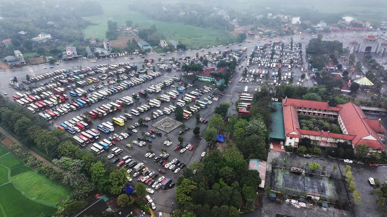 Khu vực bãi gửi xe trung tâm gần như kín chỗ, lực lượng chức năng phân luồng không tiếp nhận thêm phương tiện. Ảnh:TL