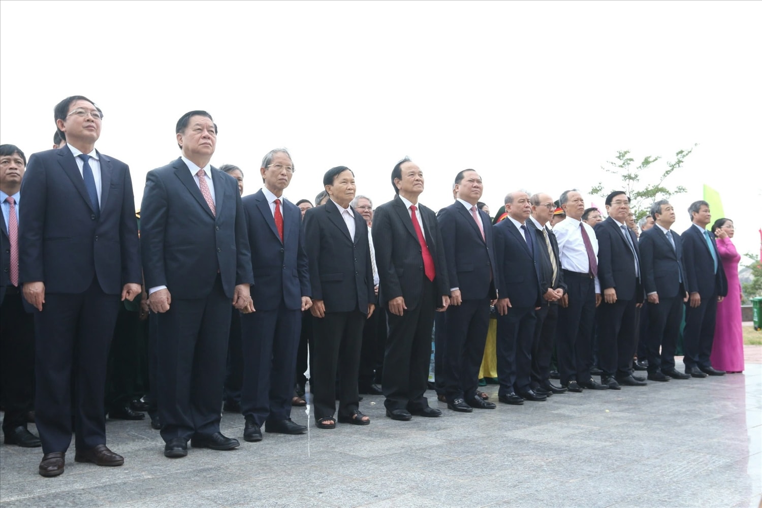 Các đại biểu Trung ương và địa phương dự lễ dâng hoa, dâng hương tại Tượng đài Chiến thắng Núi Bà