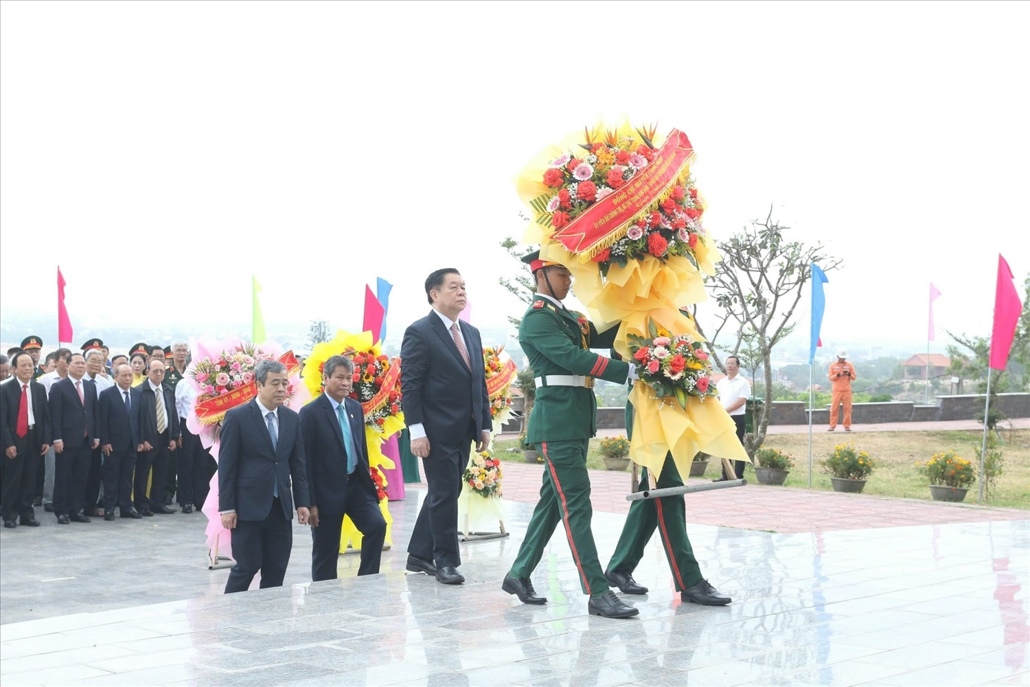 Ủy viên Bộ Chính trị, Bí thư Trung ương Đảng, Trưởng Ban Tuyên giáo và Dân vận Trung ương Nguyễn Trọng Nghĩa dâng hoa tại Tượng đài Chiến thắng Núi Bà