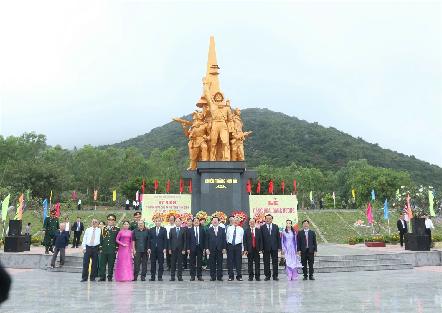 Các đại biểu chụp ảnh lưu niệm tại Tượng đài Chiến thắng Núi Bà